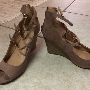 Wide rose colored wedge